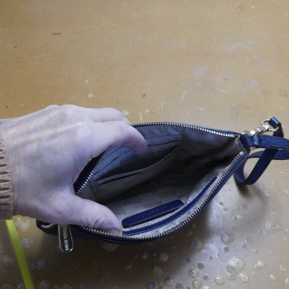 Michael Kors  Navy Signature Large Leather Wristlet excellent condition - Picture 5 of 5